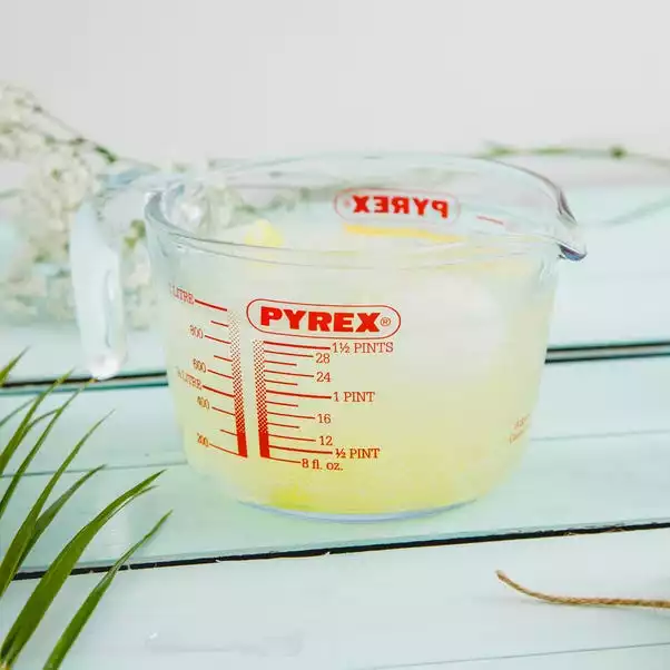 Pyrex 1 Litre Measuring Jug - Image 2